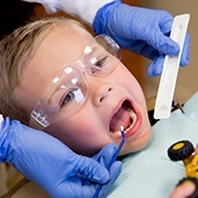 Detist examining child's baby teeth