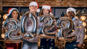 friends with 2022 new year’s balloons